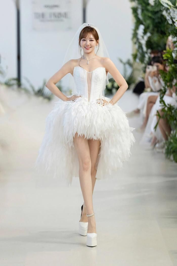 Khoảnh khắc tỏa sáng trên sàn runway của Hari Won. 