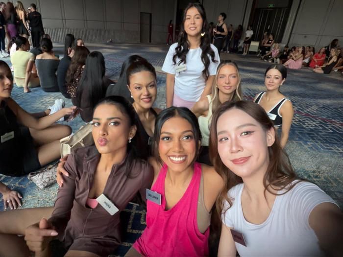 Bảo Ngọc cùng các thí sinh Miss World lần thứ 73.