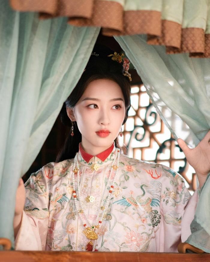 Phó Đình Vân không được xây dựng như một nữ chính toàn năng ngay từ đầu mà trưởng thành sau những biến cố khiến cô mất niềm tin vào chính gia đình mình. Ảnh: iQIYI.