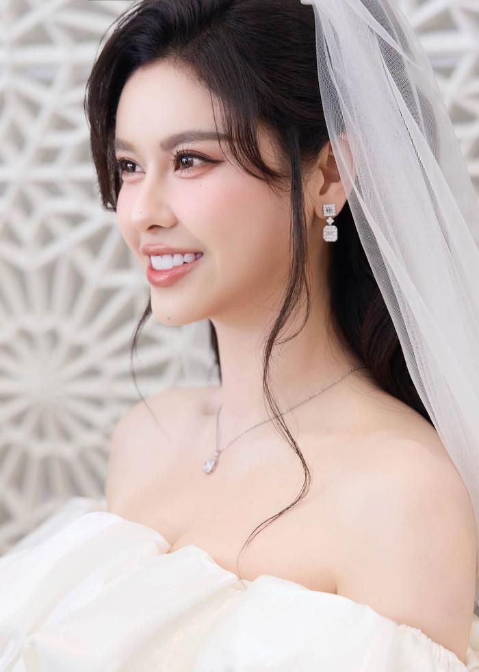 Nhan sắc cuốn hút của Trương Quỳnh Anh khi làm cô dâu. 