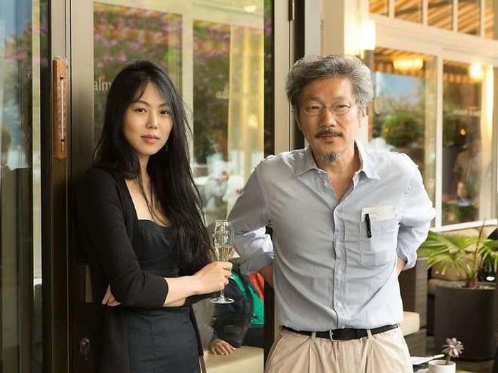 Năm 2017, Hong Sang Soo và Kim Min hee công khai thừa nhận mối quan hệ tình cảm.