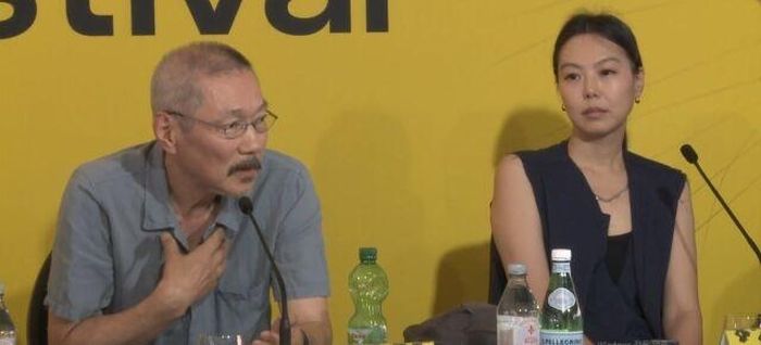 Đạo diễn Hong Sang Soo (trái) và nữ diễn viên Kim Min Hee xuất hiện tại một sự kiện chính thức. Ảnh: Youtube Locarno Film Festival