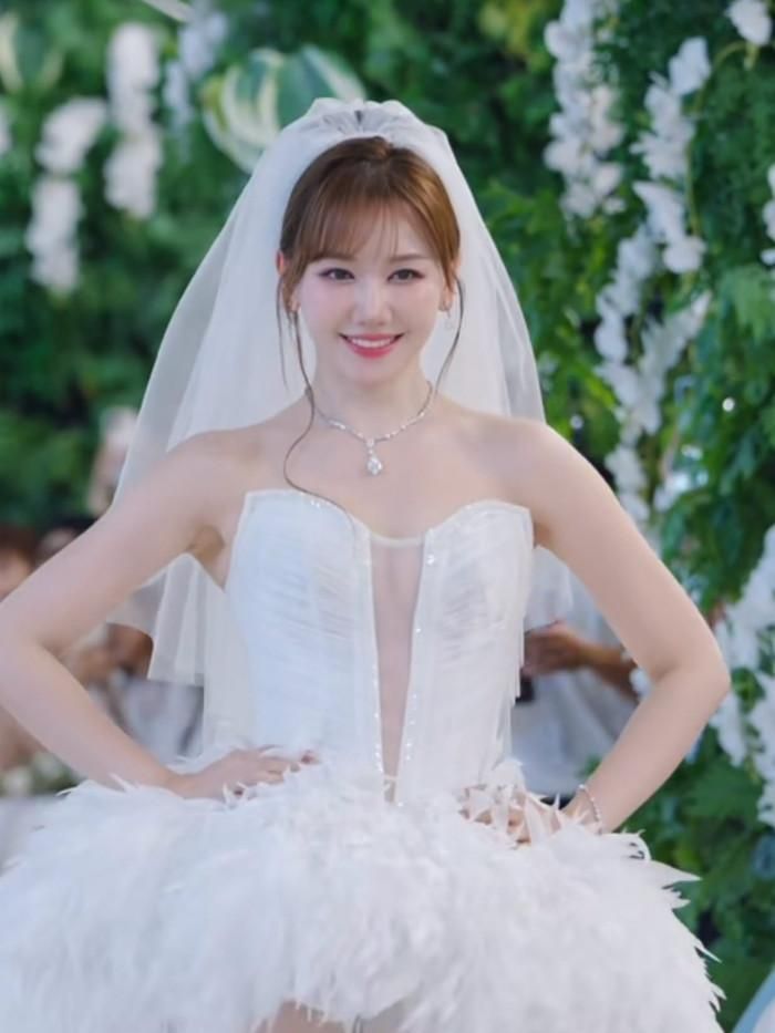 Hari Won trong vai trò First Face. Ảnh: Chụp màn hình FBNV
