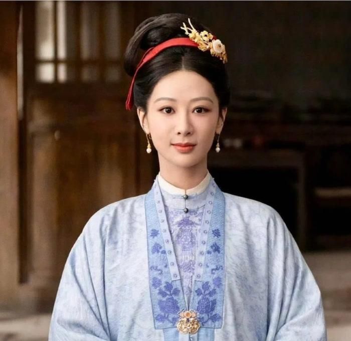 Gia Nghiệp của Dương Tử lựa chọn hướng kể về hành trình vươn lên của người phụ nữ trong xã hội xưa. Thay vì đặt chuyện yêu đương làm trung tâm, phim chú trọng quá trình nhân vật nữ gây dựng sự nghiệp, đối mặt với những giới hạn của thời đại và từng bước thay đổi số phận. Phục trang lấy cảm hứng từ thời Minh cùng những khung cảnh cổ trấn Giang Nam cũng tạo dấu ấn riêng.