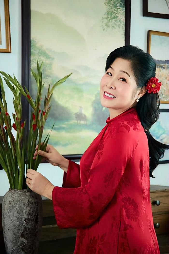 NSND Hồng Vân vẫn miệt mài với sân khấu ở tuổi U60. Ảnh: FBNV.