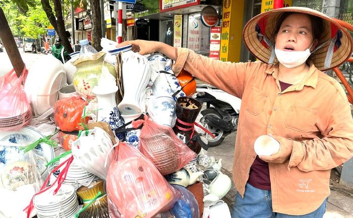 Chị Bùi Thị Thường trao đổi với khách hàng