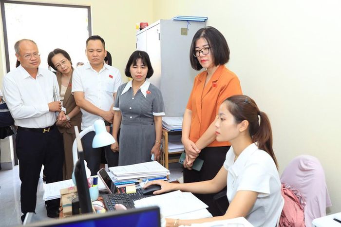Đoàn giám sát của Ban Khoa học, Công nghệ và Môi trường HĐND thành phố Hà Nội khảo sát thực tế tại Phòng Kinh tế - UBND xã Phượng Dực