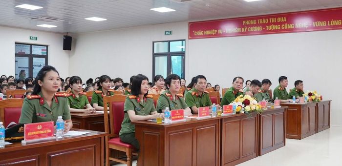 Đại diện Ban Vì sự tiến bộ phụ nữ, công tác gia đình và trẻ em, Công an tỉnh Lạng Sơn và các bậc phụ huynh tham dự chương trình