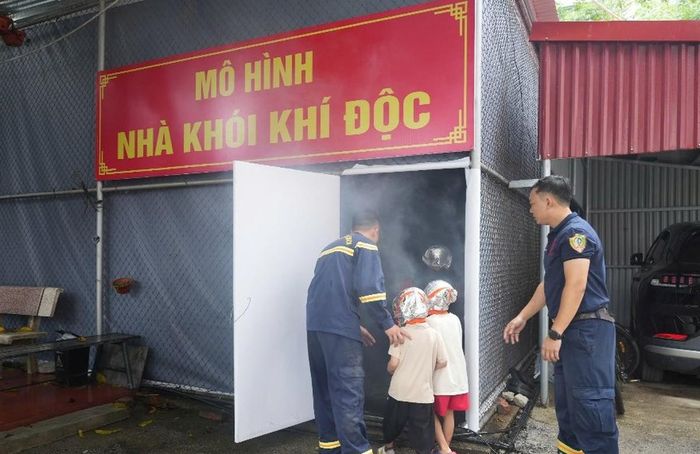 Các em thiếu nhi thực hành kỹ năng đeo mặt nạ phòng độc di chuyển thoát nạn trong môi trường có khói, khí độc.