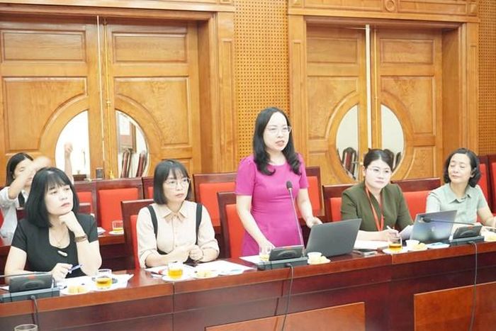 Chủ tịch Ủy ban MTTQ Việt Nam phường Hai Bà Trưng Nguyễn Hiền Phương phát biểu tại hội nghị. Ảnh: Lê Dung.