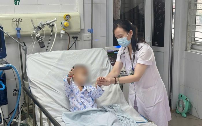 Bác sĩ kiểm tra sức khỏe cho bệnh nhi bị viêm não Nhật Bản.