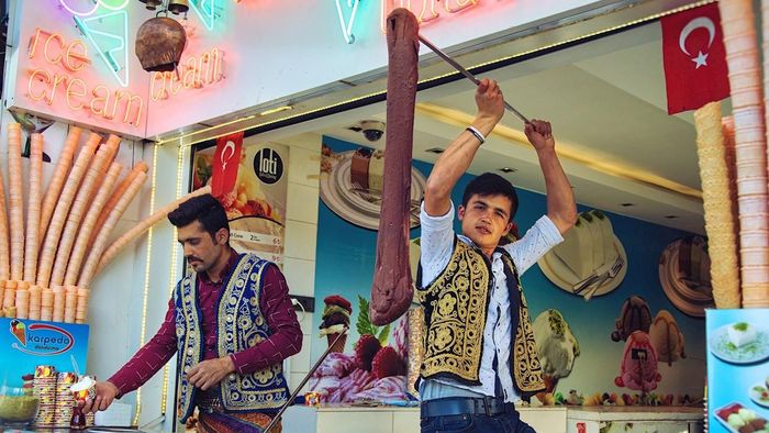 Bất kì vị khách nào nhận được món kem này đểu cảm thấy thích thú. Ảnh: Tasteatlas