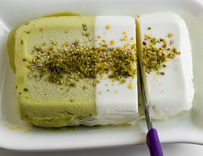 Kem dẻo dùng nĩa cắt rẩt dễ. Ảnh: Tasteatlas