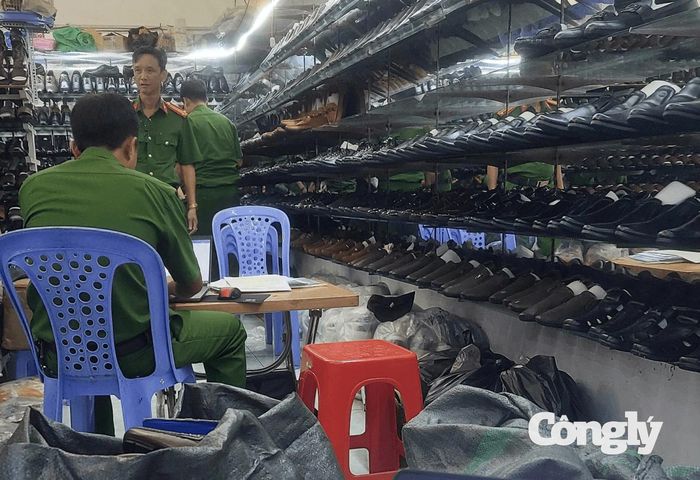 Lực lượng chức năng kiểm tra, tạm giữ các sản phẩm giày dép giả mạo nhãn hiệu tại Hộ kinh doanh Phạm Văn Tân.