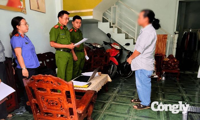 Cơ quan Cảnh sát điều tra tống đạt các quyết định tố tụng đối với bị can Phạm Văn Tân.
