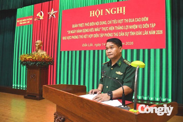 Đại tá Rơ Lan Ngân, Phó Chính ủy Ban Chỉ huy Bộ đội Biên phòng tỉnh Đắk Lắk quán triệt, phổ biến nội dung, chỉ tiêu đợt thi đua cao điểm.