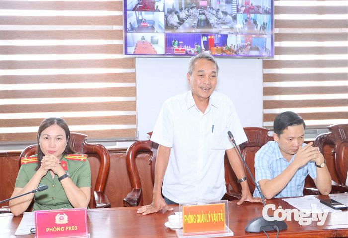 Đại diện Phòng Quản lý vận tải, Sở Xây dựng trao đổi một số giải pháp nhằm nâng cao hiệu quả công tác phối hợp sát hạch, cấp giấy phép lái xe