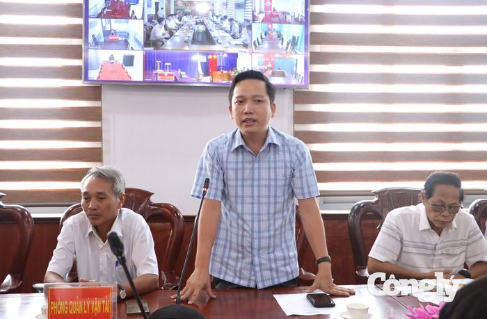 Đại diện Trung tâm đào tạo và sát hạch lái xe Khang Minh trao đổi những khó khăn, vướng mắc trong quá trình thực hiện thời gian qua