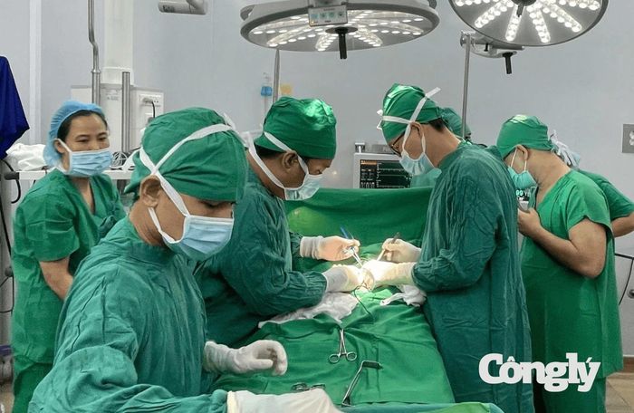 Cứu em bé mắc hở thành bụng bẩm sinh.