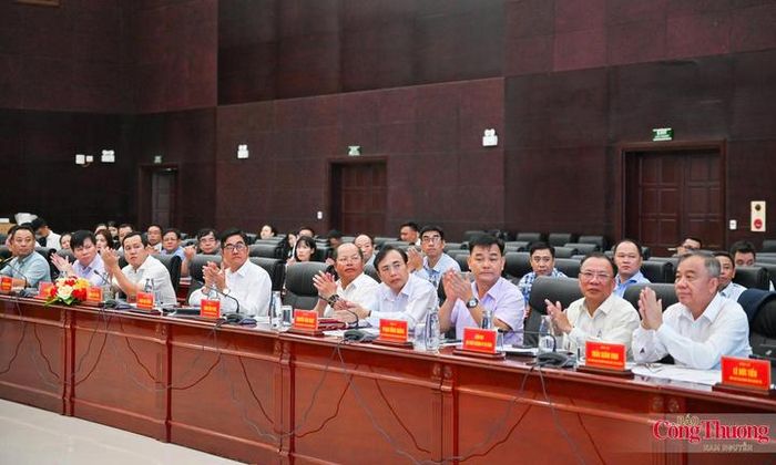 Lãnh đạo thành phố Đà Nẵng tham dự Hội thảo.
