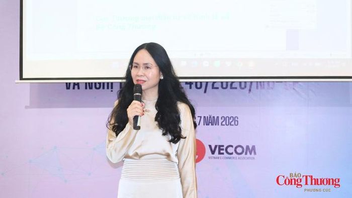 Tiến sĩ Lê Hoàng Oanh, Cục trưởng Cục Thương mại điện tử và Kinh tế số, Bộ Công Thương chủ biên cuốn sách "Giá trị của một tổ chức".