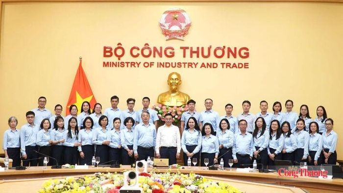 Bộ trưởng Lê Mạnh Hùng cùng tập thể Cục Thương mại điện tử và Kinh tế số. Ảnh: Cấn Dũng
