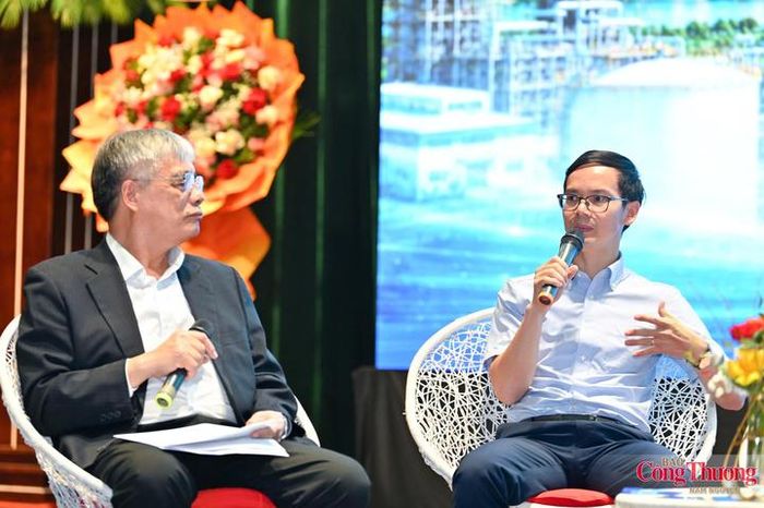  Ông Nguyễn Thế Văn,  Đại diện Công ty TNHH MTV Vận hành hệ thống điện và thị trường điện Quốc gia (NSMO) chia sẻ các nội dung về vận hành hệ thống điện, huy động nguồn và thị trường điện.