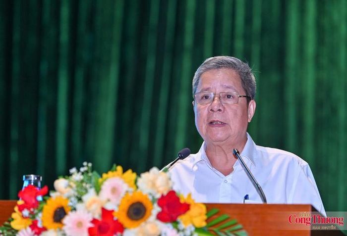 Phó Cục trưởng Cục Điện lực Bùi Quốc Hùng trình bày tham luận với chủ đề: “Quy hoạch điện VIII điều chỉnh với việc thúc đẩy phát triển điện khí LNG”.