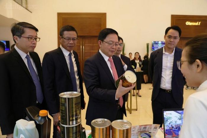 Phó Thủ tướng thăm các gian hàng tại Diễn đàn - Ảnh: chinhphu.vn/Gia Huy