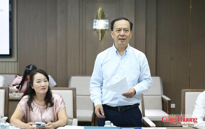 Phó Trưởng ban Thi đua - Khen thưởng Trung ương Nguyễn Anh Tuấn phát biểu tại Hội nghị