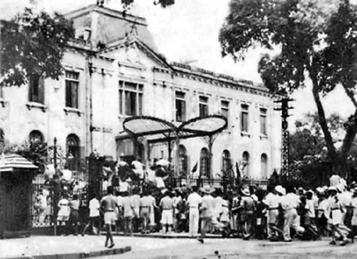 Nhân dân Hà Nội chiếm Bắc Bộ phủ, tháng 8/1945. Ảnh tư liệu