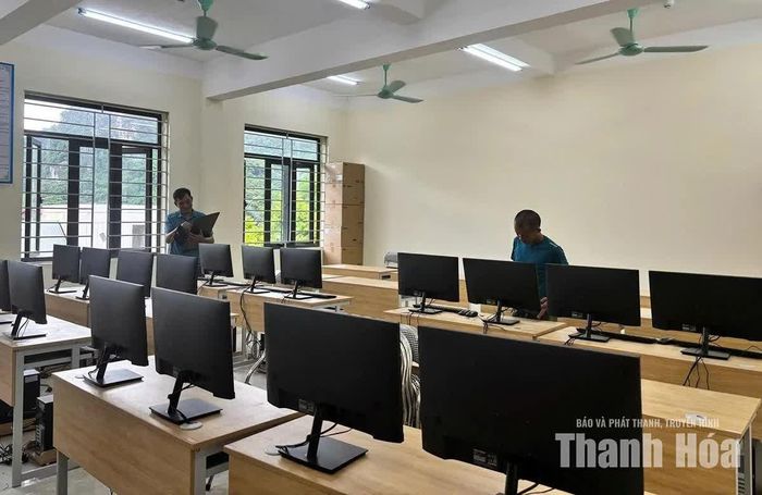 Giáo viên Trường THCS Cẩm Phong kiểm tra lại hệ thống máy tính tại phòng tin học để chuẩn bị cho năm học mới.