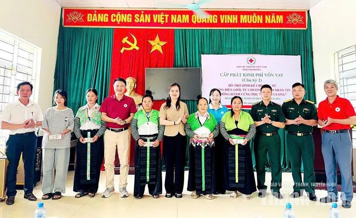 Hội Chữ thập đỏ và Hội LHPN tỉnh trao vốn vay cho tổ hợp tác chăn nuôi lợn nái đen bản địa, bản Pù Ngùa, xã Pù Nhi.