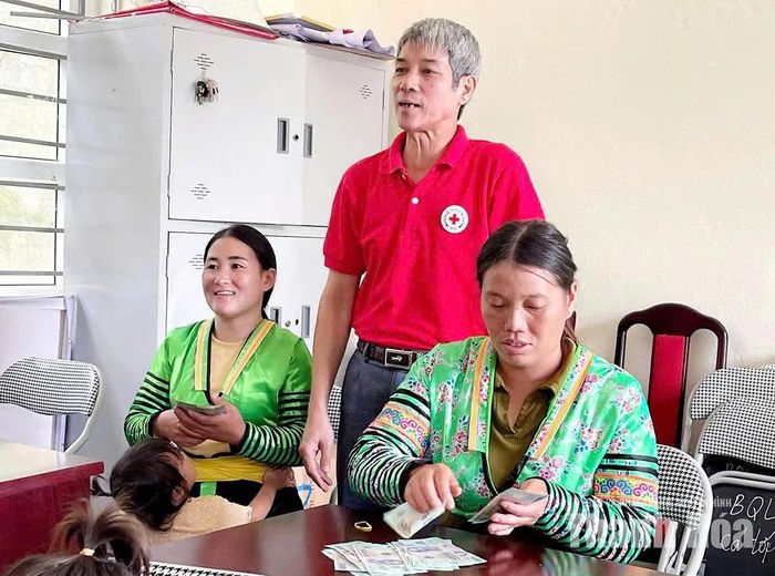 Các chị Thao Thị Nú và Thao Thị Lâu, tổ hợp tác chăn nuôi lợn nái đen bản địa, thôn Pù Ngùa, xã Pù Nhi vui vẻ nhận tiền vốn vay để phát triển chăn nuôi.