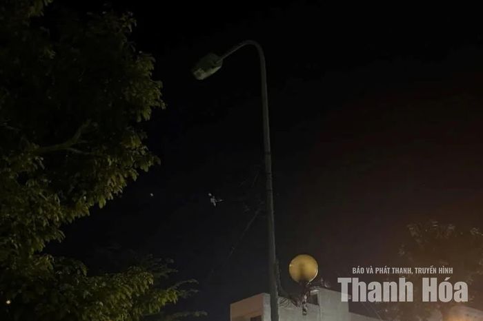 Đèn chiếu sáng tại ngã tư đường Nguyễn Nhữ Lãm giao với đường Lê Thiếu Dĩnh, phường Hạc Thành không hoạt động.