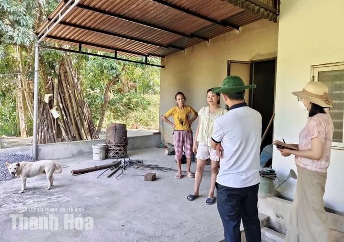 Lực lượng chức năng điều tra ca nghi dại tại thôn Thanh Hương, xã Thanh Quân.