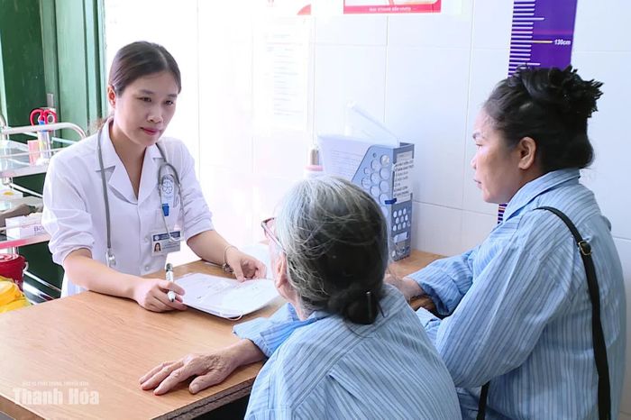Bác sĩ tư vấn, thăm khám cho người bệnh có biểu hiện rối loạn giấc ngủ.
