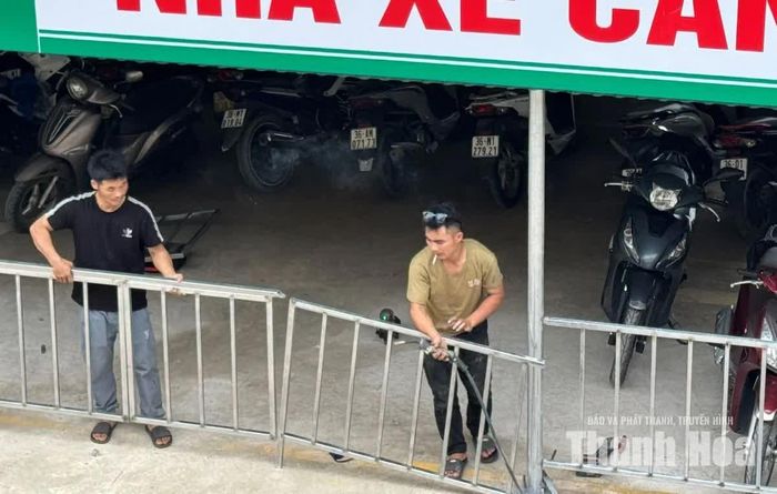 Không khó để bắt gặp hình ảnh hút thuốc ngay trong khuôn viên bệnh viện.