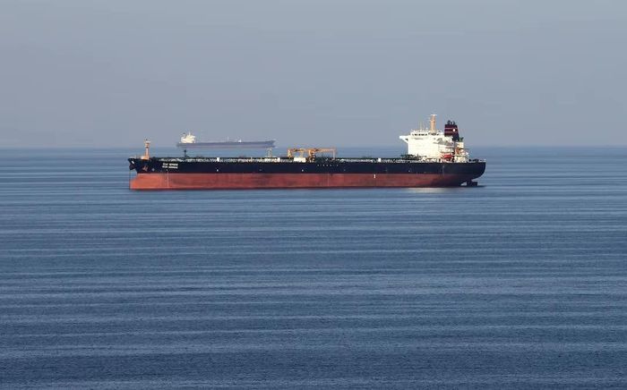 Các tàu thuyền hoạt động gần eo biển Hormuz, nhìn từ Musandam, Oman, ngày 10/8/2026. Ảnh: Reuters.