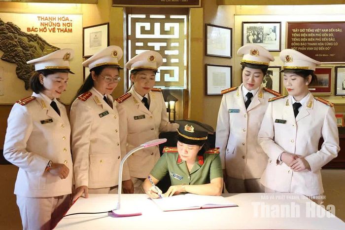 Những phụ nữ Công an Thanh Hóa tiêu biểu, báo công dâng Bác tại Khu Văn hóa tưởng niệm Chủ tịch Hồ Chí Minh, phường Hạc Thành.