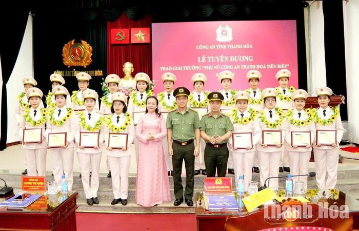 Chủ tịch Hội LHPN tỉnh Lương Thị Hạnh và Đại tá Trần Thái Quang Hoàng, Phó Giám đốc Công an tỉnh trao tặng giải thưởng "Phụ nữ Công an Thanh Hóa tiêu biểu”, năm 2025.