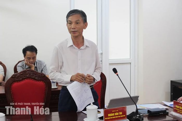 Phó Chánh Văn phòng UBND tỉnh Hoàng Văn Thi phát biểu ý kiến tại hội nghị.