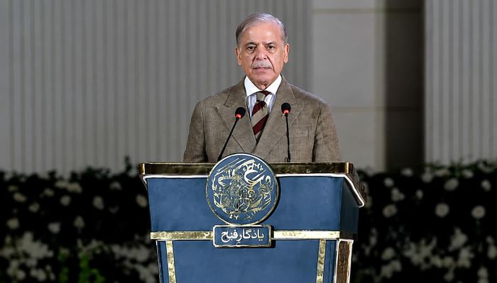 Thủ tướng Shehbaz Sharif phát biểu tại lễ khánh thành Đài tưởng niệm Chiến thắng ở thủ đô Islamabad. Ảnh: Geo News.