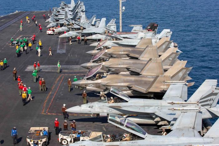 Các binh sĩ Mỹ làm việc trên tàu sân bay USS Abraham Lincoln. Ảnh: AFP.