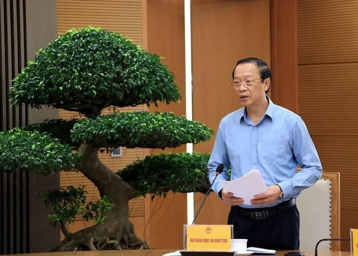 Đại diện Bộ GD&ĐT báo cáo kết quả tại hội nghị. Ảnh: TTXVN