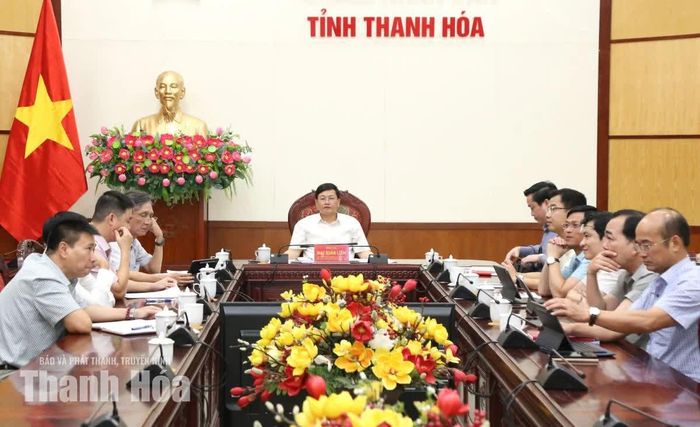 Phó Chủ tịch Thường trực UBND tỉnh Thanh Hóa Mai Xuân Liêm cùng các đại biểu dự hội nghị.