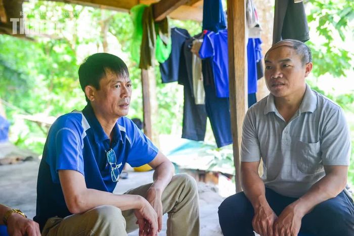Trung tá Lê Đình Sỹ (bên trái ảnh), Đồn Biên phòng xã Trung Lý - người lính biên phòng gắn bó với đồng bào Mông ở bản Xa Lao cho biết: “Giờ khắp bản, nơi đâu cũng nguy hiểm, để tìm được nhà an toàn cho người dân tránh trú bão, sạt lở đất, lũ quét trong bản đã không còn dễ nữa”.