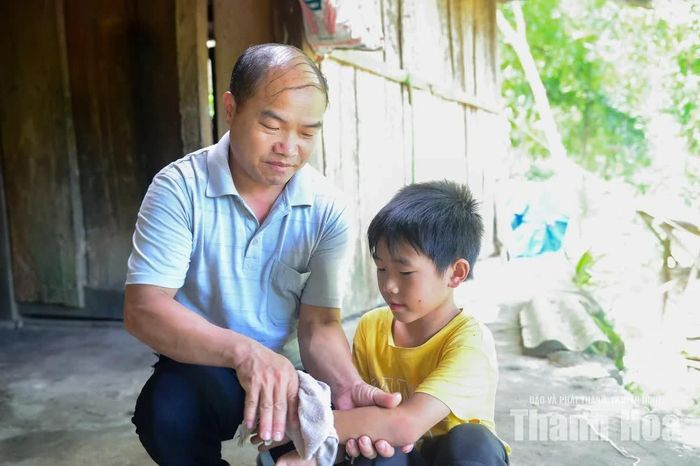 Còn ông Thào Seo Dĩ (38 tuổi) cho biết: “Trước đây, khi chưa xảy ra sạt lở đất, người dân chúng tôi sống yên bình bên dòng suối Tung. Nhưng bây giờ đất đá trên đỉnh núi đã “cựa” rồi, chỉ cần một trận mưa kéo dài qua đêm cũng khiến người dân trong bản lo lắng”.