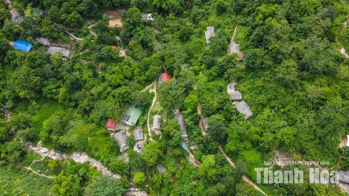 Bản Tung (cũ), nay là bản Xa Lao, xã Trung Lý, cách trung tâm tỉnh Thanh Hóa gần 200km về phía Tây. Đây là bản không có điện, không sóng điện thoại, không tivi, đường vào bản gập ghềnh, đời sống đồng bào còn nhiều khó khăn.