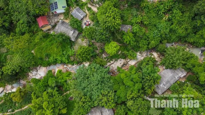 Ban Quản lý dự án đầu tư xây dựng huyện Mường Lát cũ được giao làm chủ đầu tư, với tổng mức vốn tối đa 18,9 tỉ đồng, thực hiện trong giai đoạn 2022-2024. Đến ngày 7/10/2024, UBND tỉnh ban hành Quyết định 4009/QĐ-UBND công bố tình huống khẩn cấp về sạt lở đất tại huyện Mường Lát (cũ), trong đó có bản Tung, xã Trung Lý (nay là bản Xa Lao, xã Trung Lý).